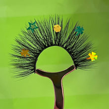 Load image into Gallery viewer, Green &amp; Gold St. Patrick’s Lashes (Shorter)
